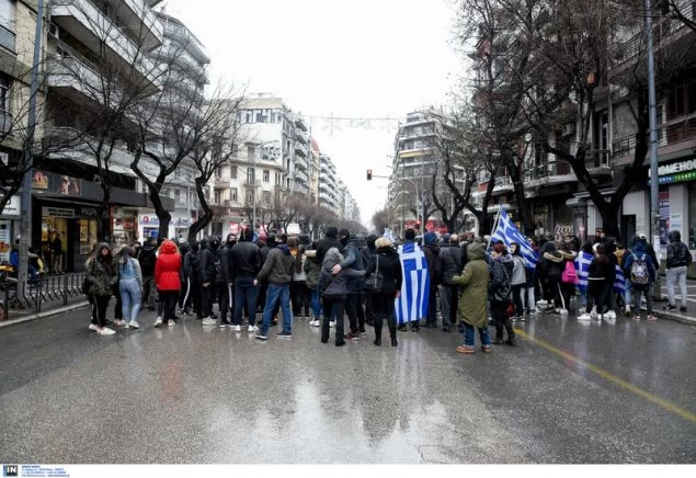 Οι μαθητές αντιδρούν για τις «Πρέσπες»: Ξήλωσαν τις πινακίδες αυτοκινήτου από τα Σκόπια – Ολοκληρώθηκε η πορεία στη Θεσσαλονίκη